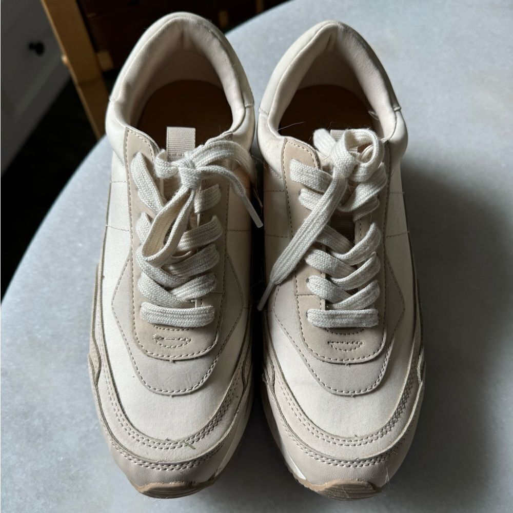 WOMENS NAME BRAND TENNIS SHOES SIZE 8 - Picture 2 of 4